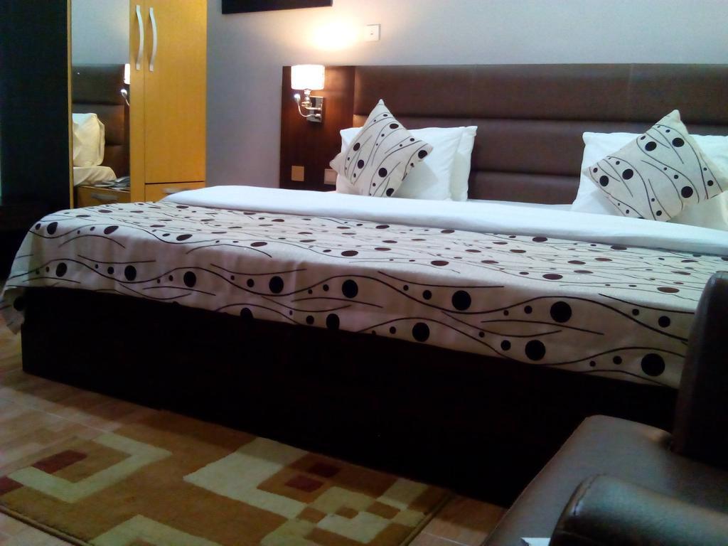 Downtown Royal Hotel Ikeja Extérieur photo